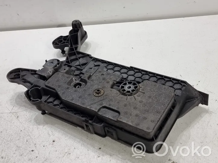 Volkswagen PASSAT B8 Battery tray 5Q0915321H