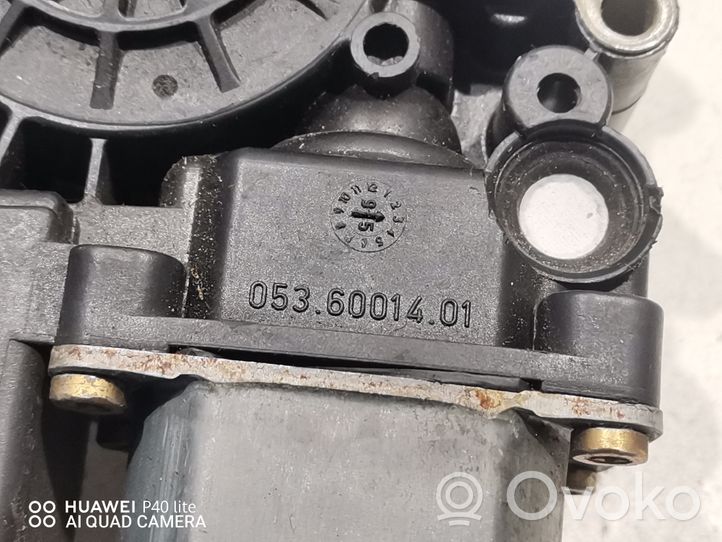 Audi A4 S4 B5 8D Moteur de lève-vitre de porte avant 0536001401