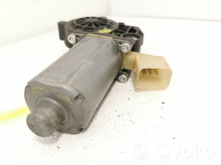 Volvo V70 Front door window regulator motor 0130821760