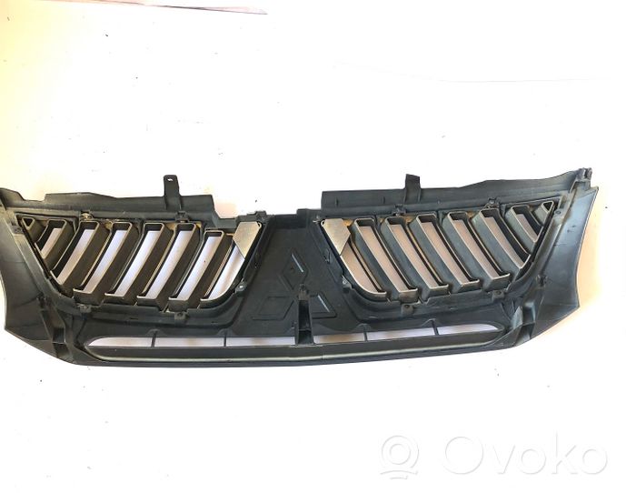 Mitsubishi L200 Grille calandre supérieure de pare-chocs avant P4686