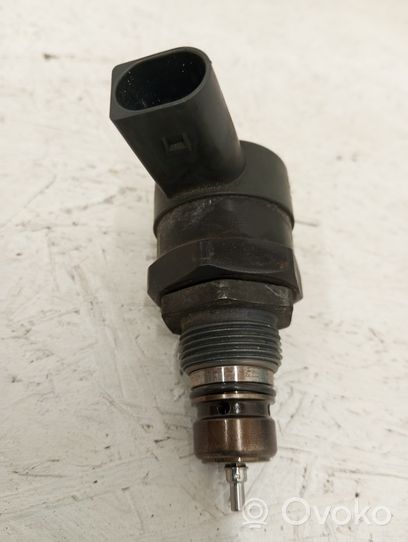 BMW 3 E46 Régulateur de pression de carburant 0281002738