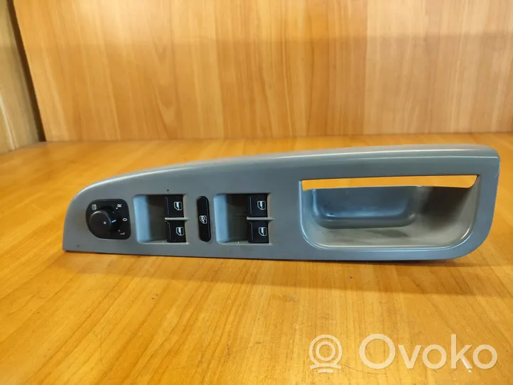 Volkswagen Golf VI Front door window switch trim 1K4868049C