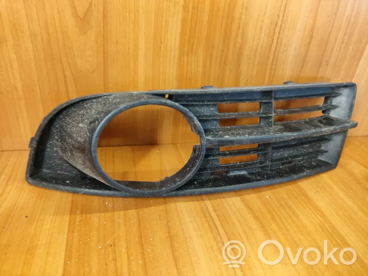 Volkswagen Touran I Front bumper lower grill 1T0853665A