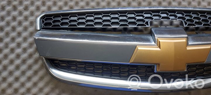 Chevrolet Captiva Grille calandre supérieure de pare-chocs avant 96442718