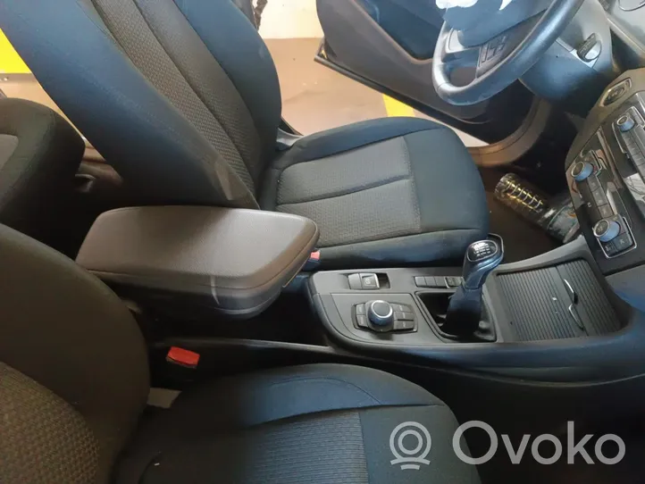 BMW X1 F48 F49 Apoyabrazos del asiento trasero 