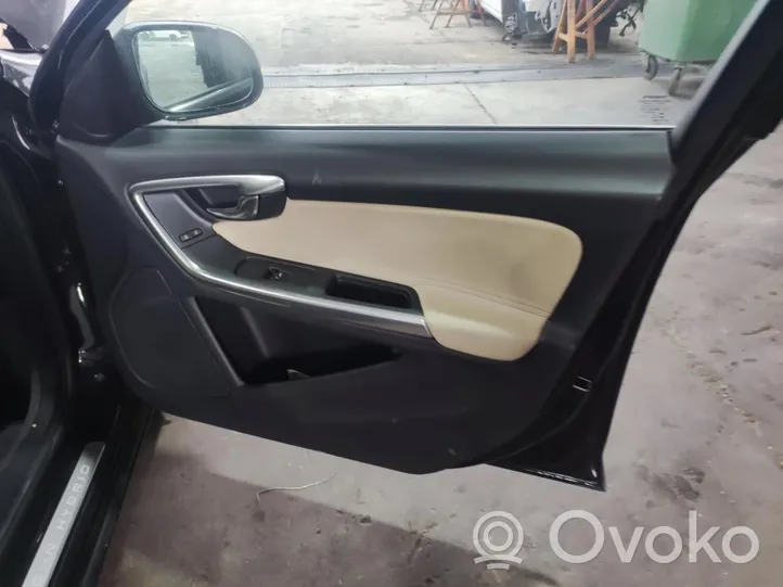 Volvo V60 Etuoven verhoilu 