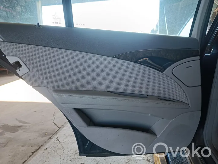 Mercedes-Benz E W211 Rivestimento del pannello della portiera posteriore 