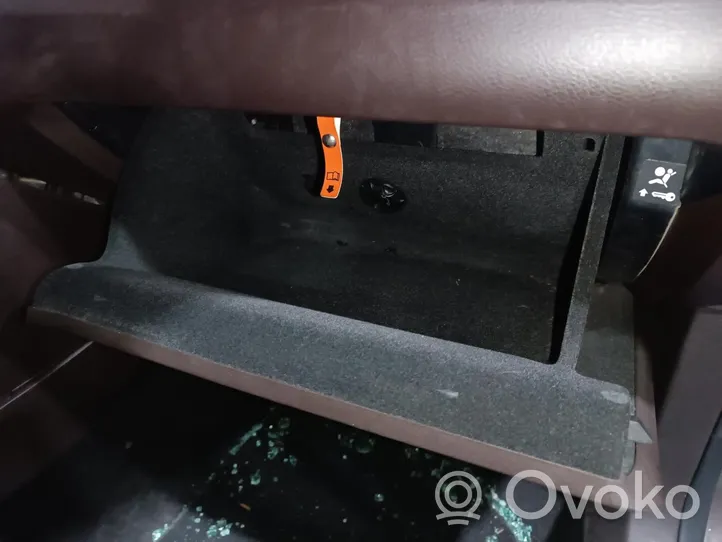 Volkswagen PASSAT Glove box 