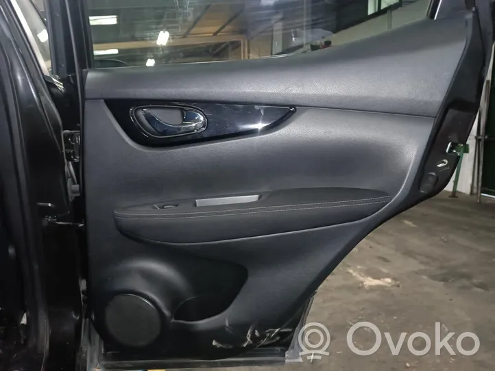 Nissan Qashqai Обшивка задней двери 