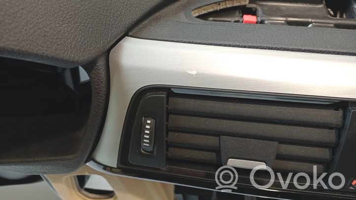 BMW 3 F30 F35 F31 Panelė 021091