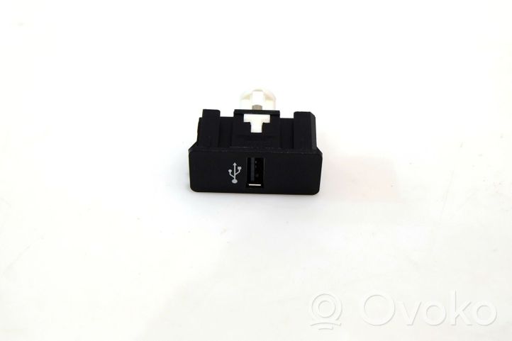 BMW 2 F22 F23 USB jungtis 007765