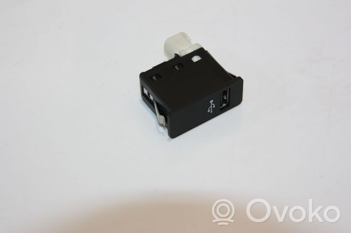 BMW 2 F45 Gniazdo / Złącze USB 006567