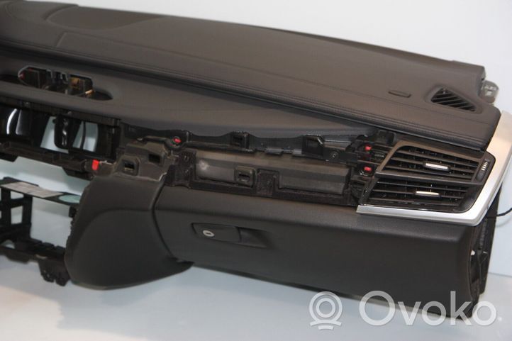 BMW X6 F16 Dashboard J00689