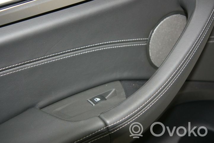 BMW X4M F98 Takaoven verhoilu J00463