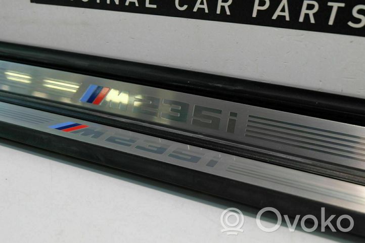 BMW 2 F22 F23 Osłona listwy przedniej 004576