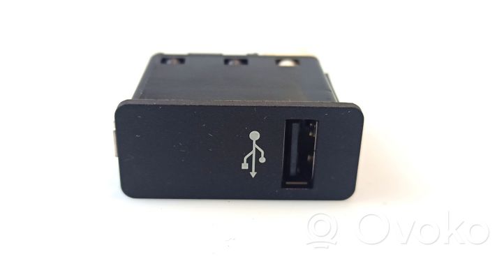 BMW X1 F48 F49 USB-pistokeliitin 024805