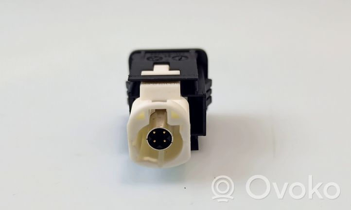 BMW 1 F20 F21 Connettore plug in USB 024818