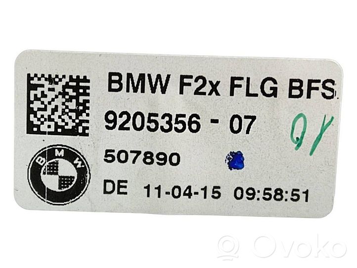 BMW 2 F22 F23 Kojelaudan sivutuuletussuuttimen kehys 9205356