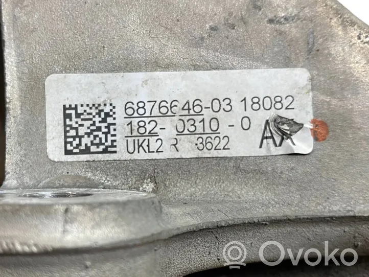 BMW 2 F46 Zwrotnica koła przedniego 6876646