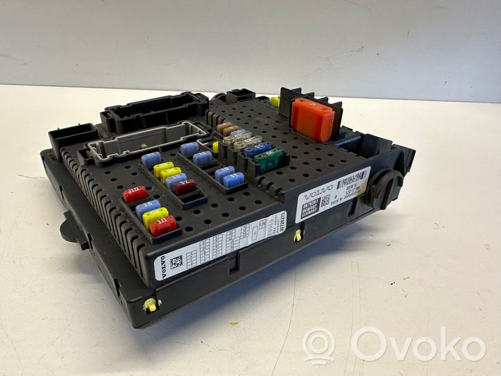 Volvo XC70 Ramka / Moduł bezpieczników 8676391