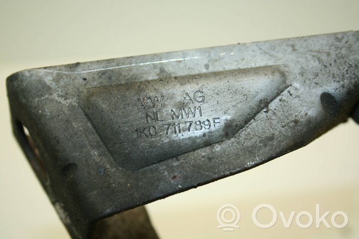 Skoda Octavia Mk2 (1Z) Vaihteenvalitsimen vaijerin kiinnike 1K0711789F