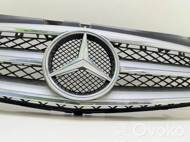 Mercedes-Benz Vito Viano W639 Grille calandre supérieure de pare-chocs avant A6398800083