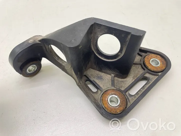 Skoda Octavia Mk2 (1Z) Supporto del cavo della leva del cambio 1K0711789