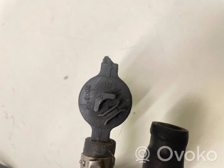 Volkswagen PASSAT B5.5 Tuyau d'alimentation conduite de carburant 057127247