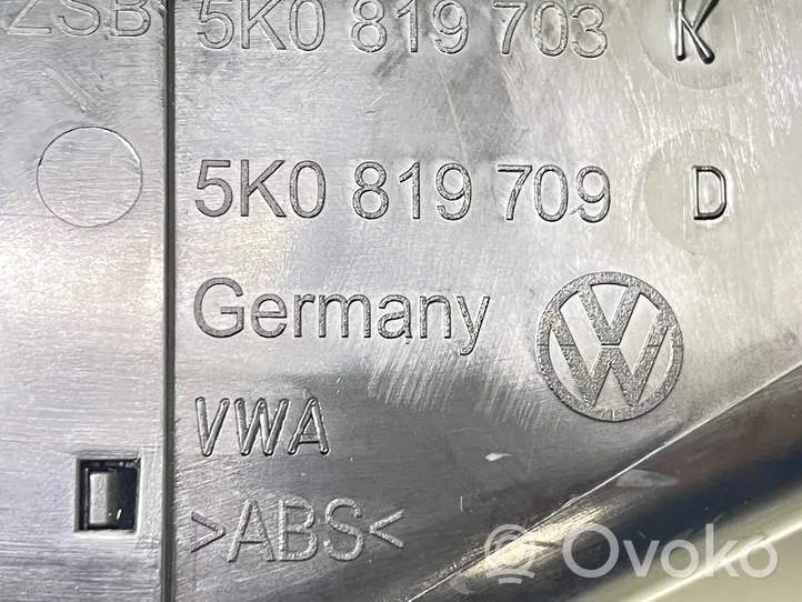 Volkswagen Golf VI Kojelaudan sivutuuletussuuttimen kehys 5K0819709D