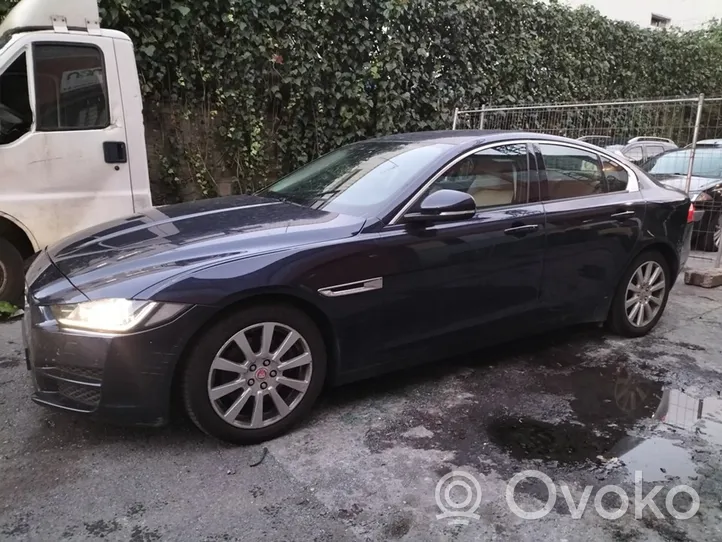 Jaguar XE Kuljettajan istuin 