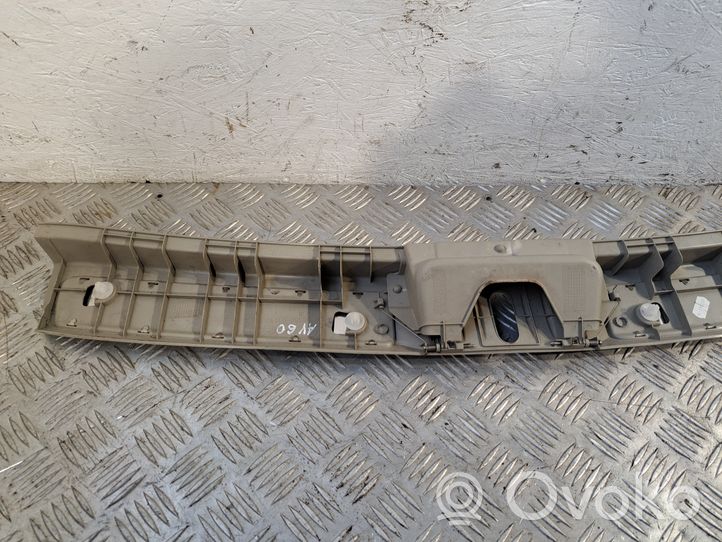 Toyota Avensis T270 Osłona pasa bagażnika 5838705110