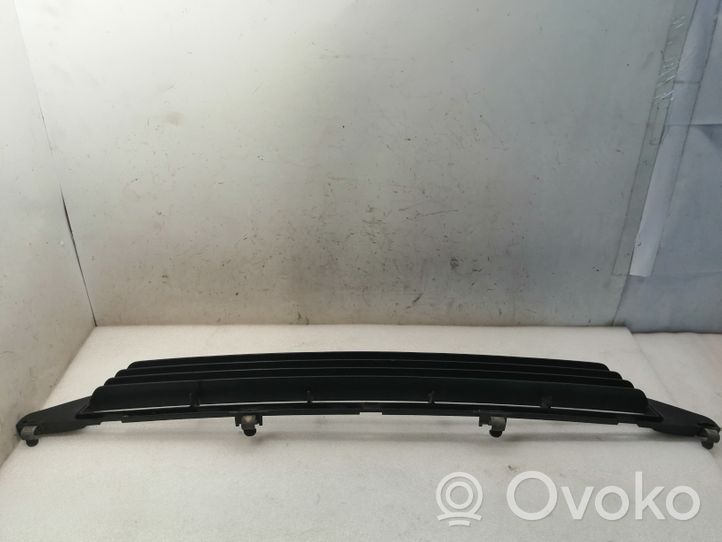 Toyota Avensis T270 Front bumper lower grill 