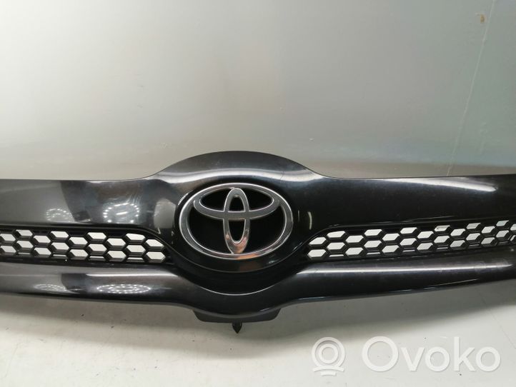 Toyota Corolla Verso AR10 Etupuskurin ylempi jäähdytinsäleikkö 