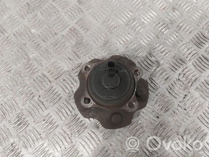 Toyota Avensis T270 Rear wheel hub 