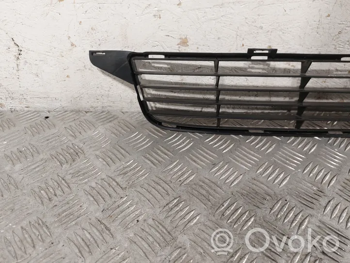 Toyota Avensis T270 Grille inférieure de pare-chocs avant 