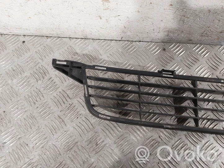 Toyota Avensis T270 Grille inférieure de pare-chocs avant 