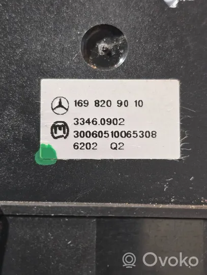 Mercedes-Benz B W245 Istuimen lämmityksen kytkin 1698209010