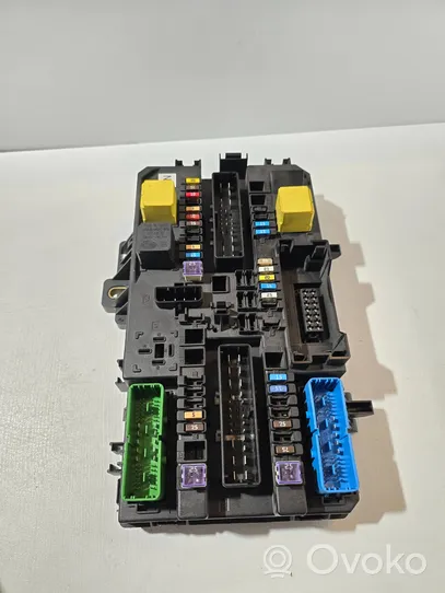 Opel Zafira B Fuse module 13220829