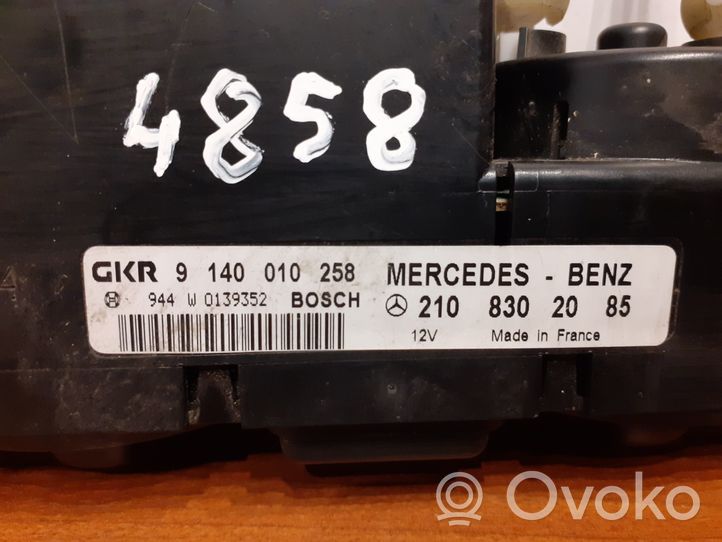 Mercedes-Benz E W210 Przełącznik / Włącznik nawiewu dmuchawy 4858