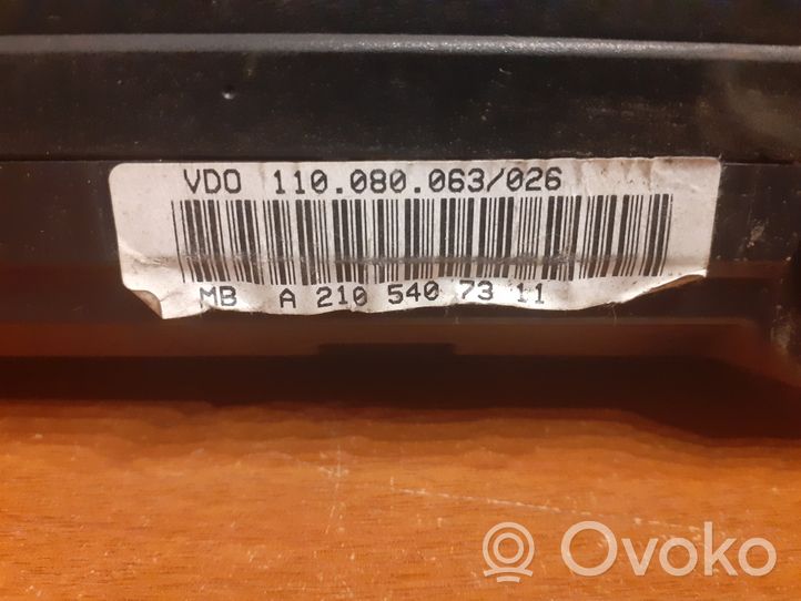 Mercedes-Benz E W210 Tachimetro (quadro strumenti) A2105407311