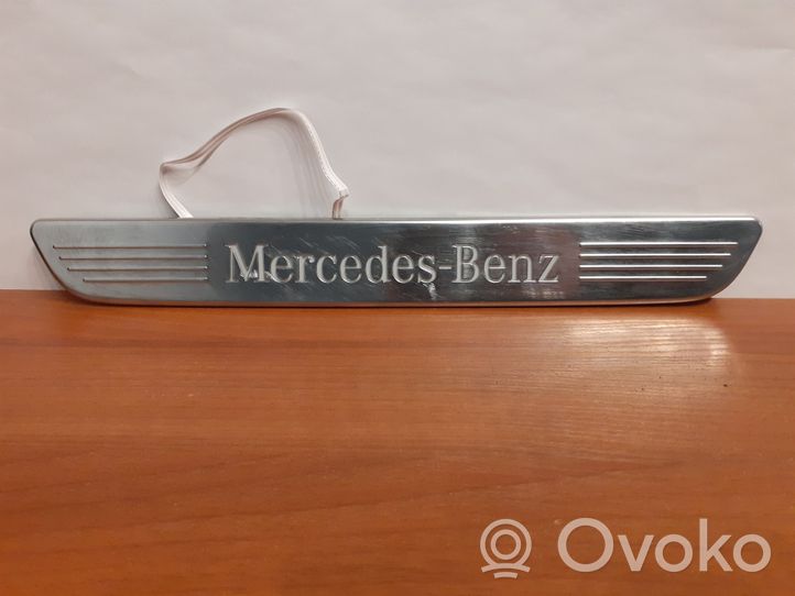 Mercedes-Benz GLC X253 C253 Sivuhelman takalista 7559