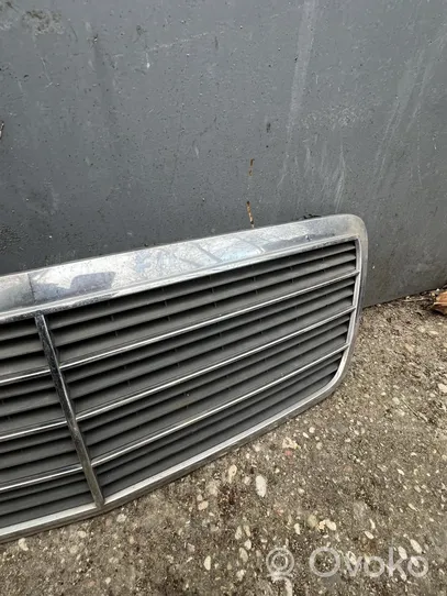 Mercedes-Benz E W210 Grille calandre supérieure de pare-chocs avant 2108800583