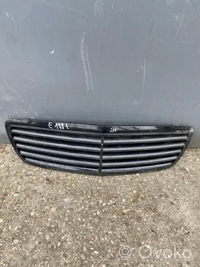 Mercedes-Benz E W211 Maskownica / Grill / Atrapa górna chłodnicy A2118800383