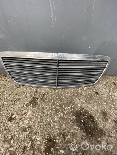 Mercedes-Benz E W210 Maskownica / Grill / Atrapa górna chłodnicy 2108800583