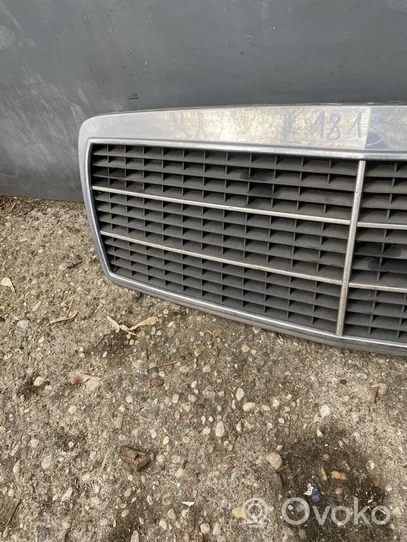 Mercedes-Benz E W210 Maskownica / Grill / Atrapa górna chłodnicy 2108880023