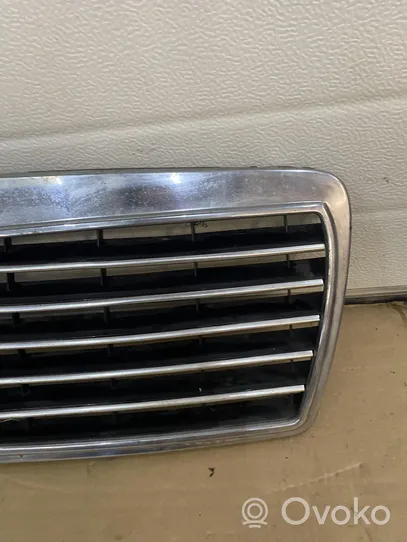 Mercedes-Benz E W210 Maskownica / Grill / Atrapa górna chłodnicy 2108880123