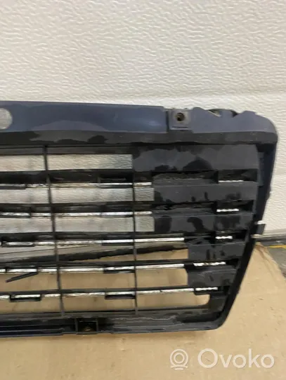 Mercedes-Benz E W210 Maskownica / Grill / Atrapa górna chłodnicy 2108880123