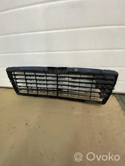 Mercedes-Benz E W210 Maskownica / Grill / Atrapa górna chłodnicy 2108880123