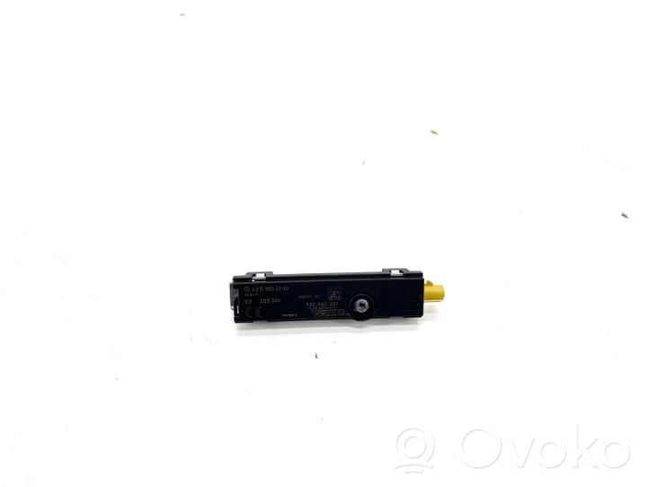 Mercedes-Benz C AMG W205 Aerial antenna amplifier A2319052200