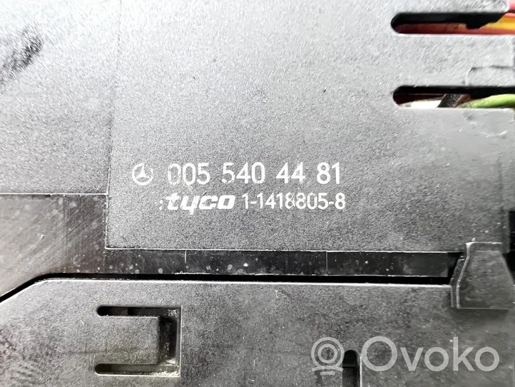 Mercedes-Benz CLS C219 ABS-moduulin liittimen pistoke 0055404481